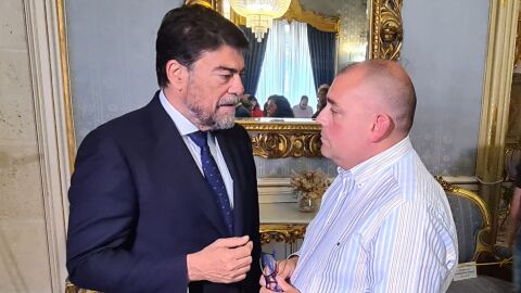 El artista y pregonero de las Hogueras de este a&ntilde;o Sergio G&oacute;mez con el alcalde, Luis Barcala