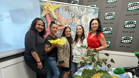 Luc&iacute;a Jim&eacute;nez, en su espacio Mar de Ilusiones junto a mam&aacute;s de alumnos de Los Delfines