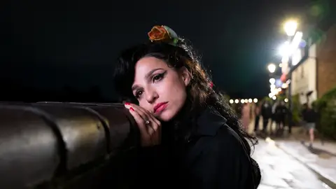 La actriz Marisa Abela, caracterizada como Amy Winehouse en una imagen promocional del biopic 'Back to black' La actriz Marisa Abela, caracterizada como Amy Winehouse en una imagen promocional del biopic 'Back to black'