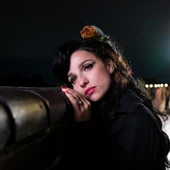 La actriz Marisa Abela, caracterizada como Amy Winehouse en una imagen promocional del biopic 'Back to black' La actriz Marisa Abela, caracterizada como Amy Winehouse en una imagen promocional del biopic 'Back to black'