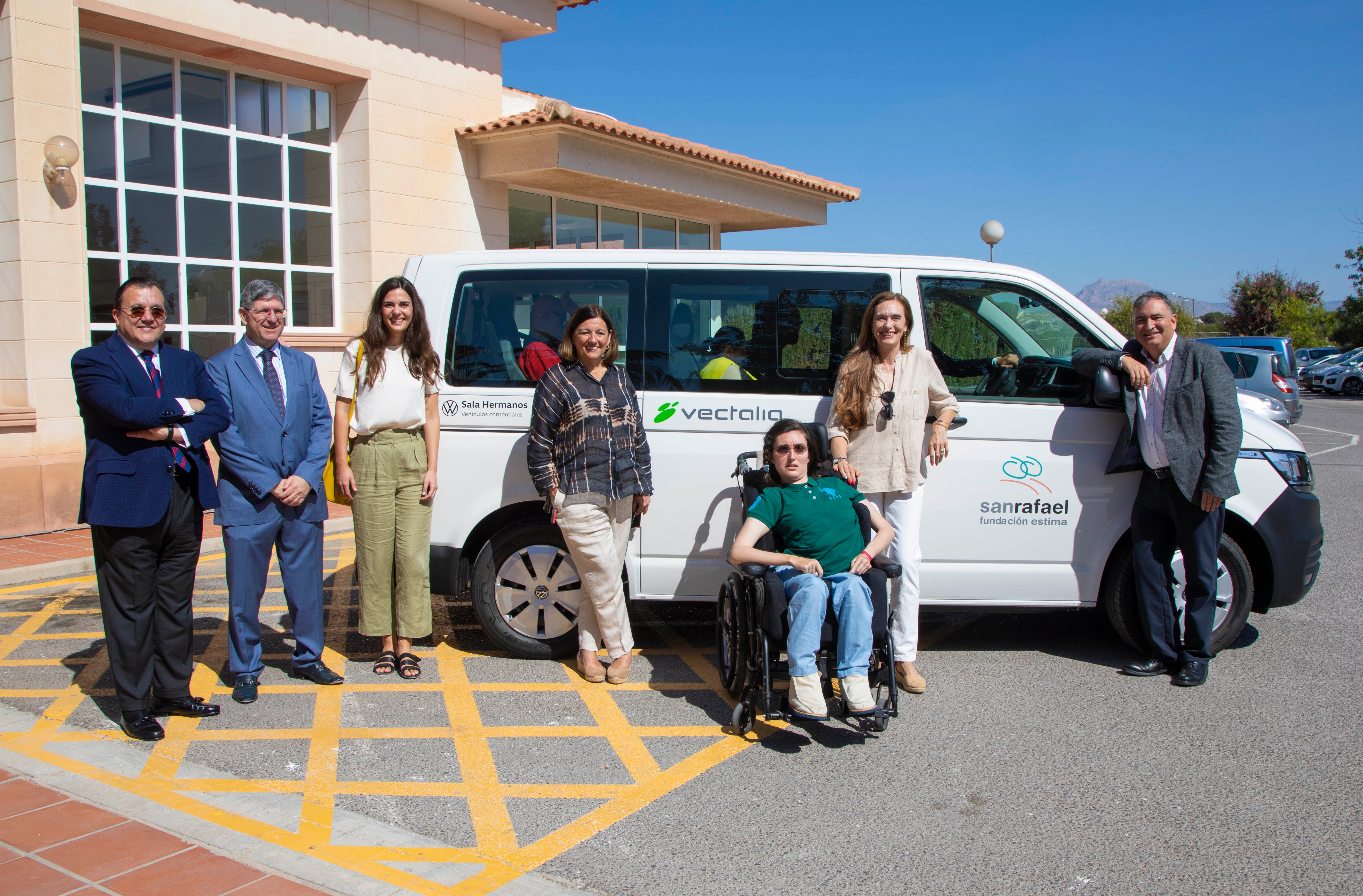 El Centro San Rafael de Alicante estrena una furgoneta adaptada gracias a la recaudación del Cóctel Solidario El Centro San Rafael de Alicante estrena una furgoneta adaptada gracias a la recaudación del Cóctel Solidario