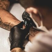 La tinta de los tatuajes termina en los ganglios linfáticos