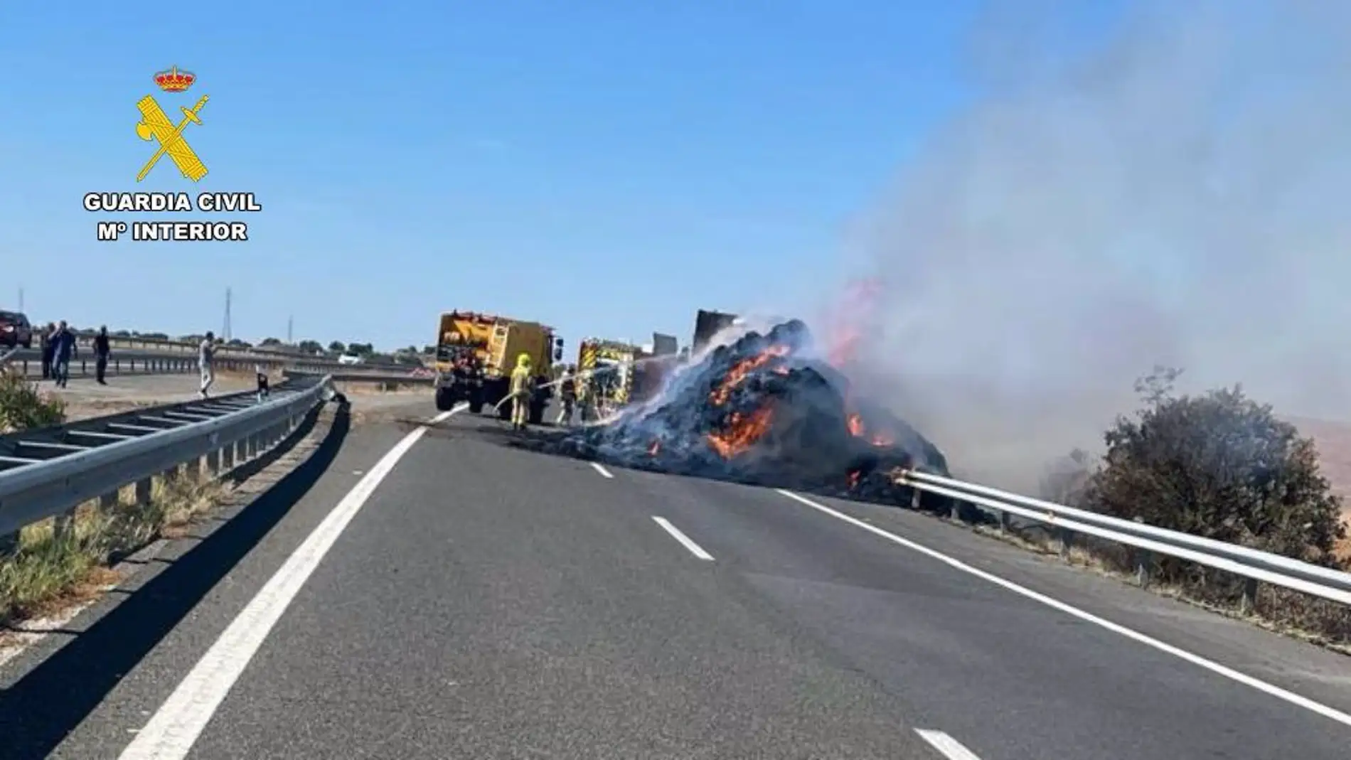 El incendio de un camión que transportaba paja obliga a cortar la A-66 en Cáceres