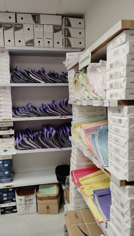 En el Palacio de Justicia de Orihuela hacen estanterías con paquetes de folios para ganar espacio de almacenaje