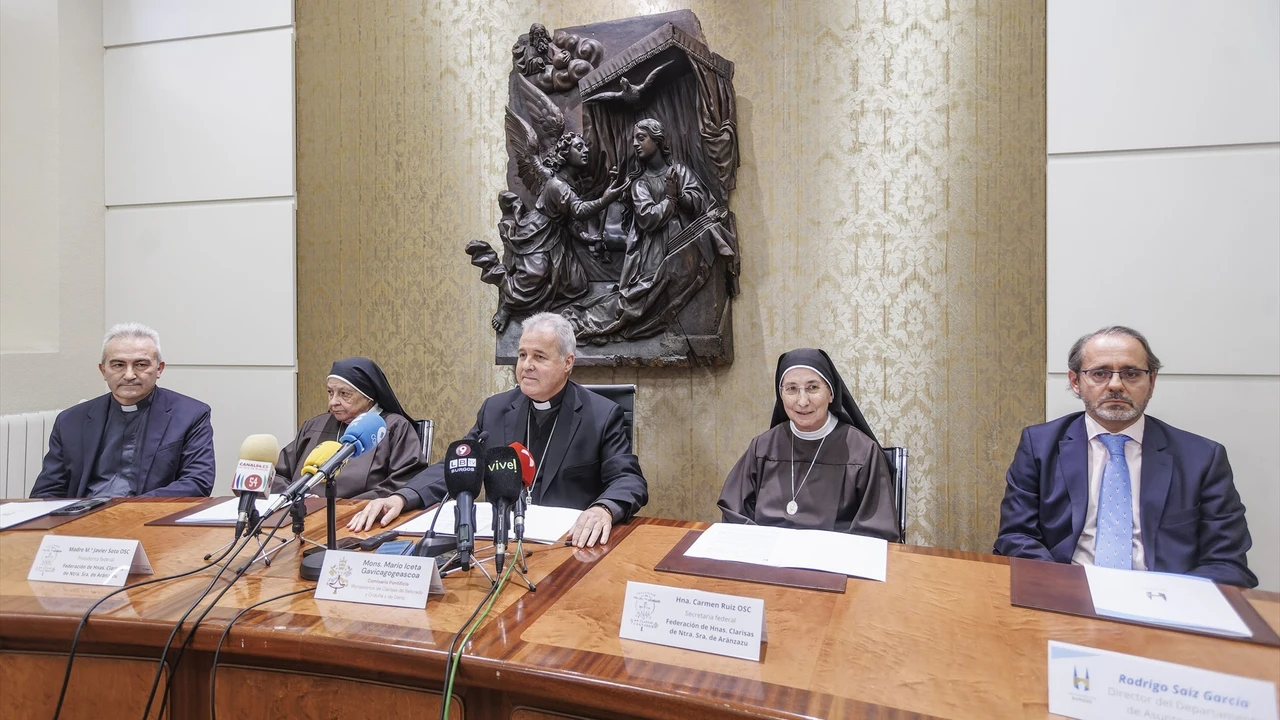 La presidenta federal de las Hermanas Clarisas de Nuestra Señora de Aránzazu, Madre María Javier Soto, y el arzobispo de Burgos, Mario Iceta