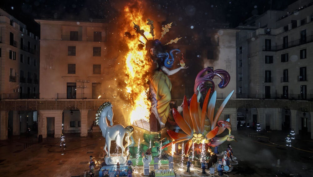 La Hoguera Oficial de 2023 obra de Pedro Espadero durante la cremà