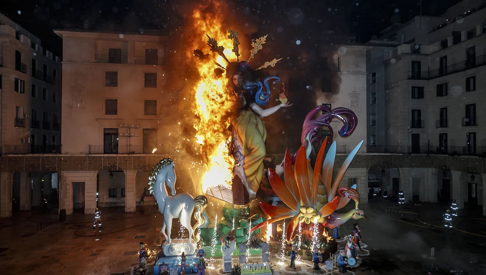 La Hoguera Oficial de 2023 obra de Pedro Espadero durante la cremà La Hoguera Oficial de 2023 obra de Pedro Espadero durante la cremà