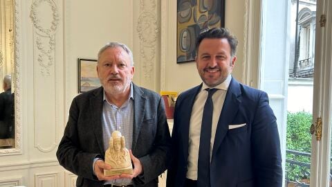 Pablo Ruz, alcalde de Elche (a la derecha) con el director del Instituto Cervantes en París.