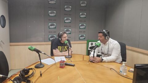 Samuel Hern&aacute;ndez, redactor en Onda Cero Badajoz, y Jes&uacute;s Palo, presidente de Cruz Roja Extremadura.