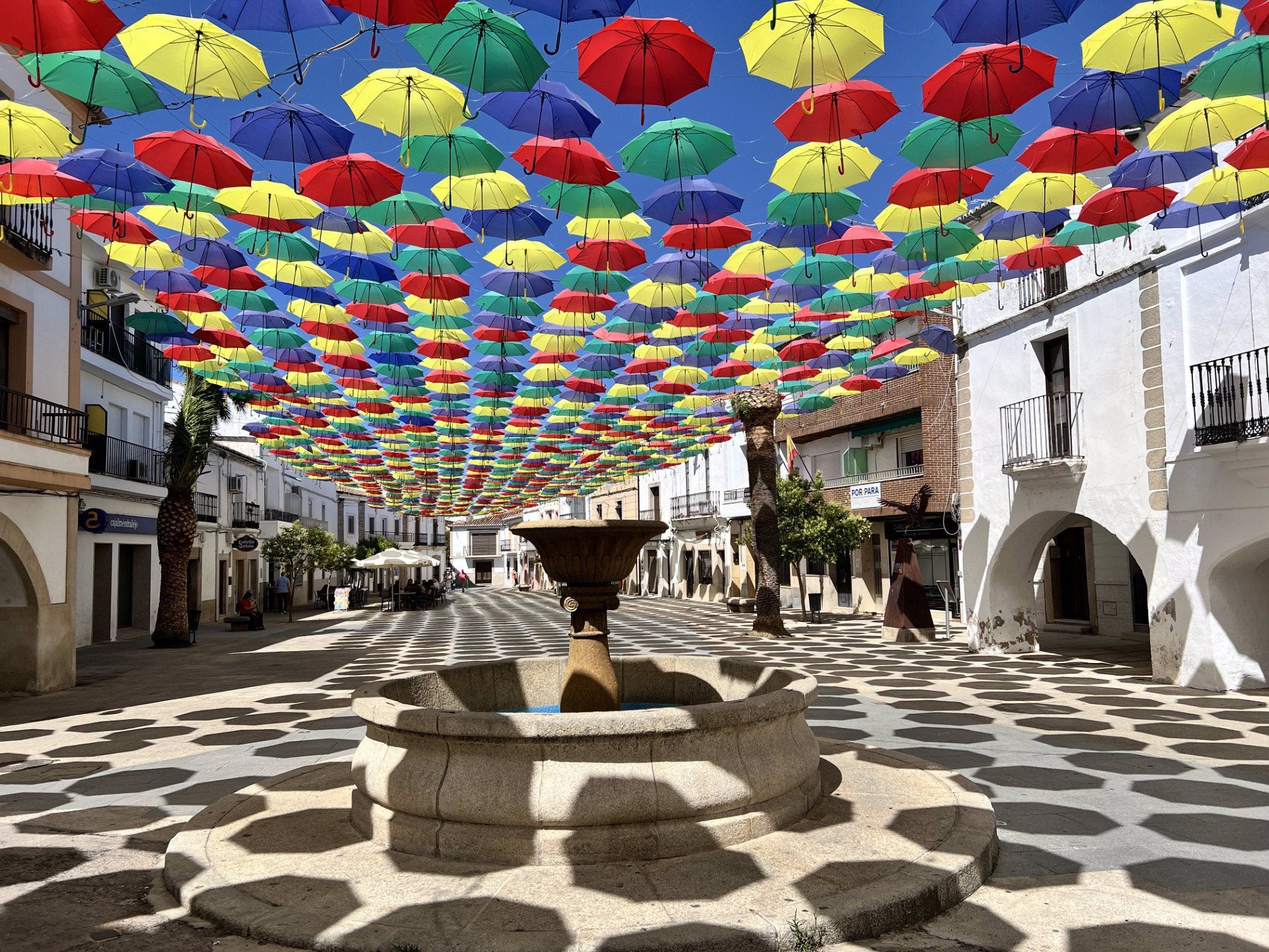 1.500 paraguas llenan de color la Plaza Mayor de Malpartida de Cáceres para paliar las altas temperaturas del verano 1.500 paraguas llenan de color la Plaza Mayor de Malpartida de Cáceres para paliar las altas temperaturas del verano