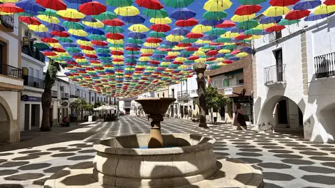 1.500 paraguas llenan de color la Plaza Mayor de Malpartida de Cáceres para paliar las altas temperaturas del verano 1.500 paraguas llenan de color la Plaza Mayor de Malpartida de Cáceres para paliar las altas temperaturas del verano