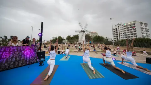 Celebración del Día Internacional del Yoga en Sa Punta des Molí, en Sant Antoni, con motivo de la Ibiza Yoga Week 2022 Celebración del Día Internacional del Yoga en Sa Punta des Molí, en Sant Antoni, con motivo de la Ibiza Yoga Week 2022