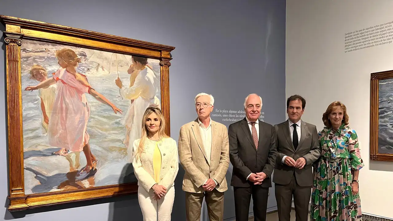 Responsables de la exposición junto a uno de los cuadros de Sorolla Responsables de la exposición junto a uno de los cuadros de Sorolla