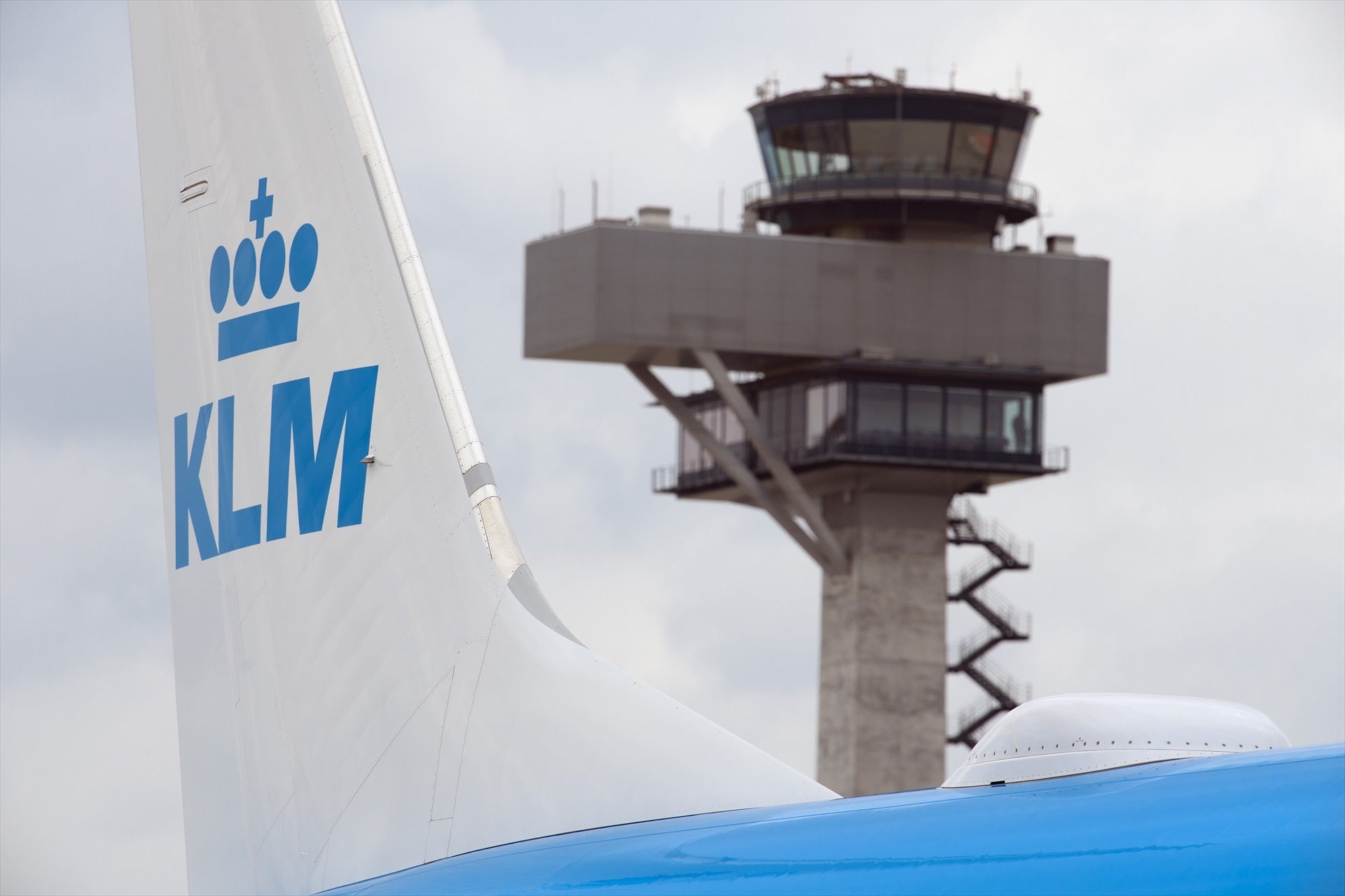 Muere succionado por el motor de un avión frente a los pasajeros en el aeropuerto de Ámsterdam Muere succionado por el motor de un avión frente a los pasajeros en el aeropuerto de Ámsterdam