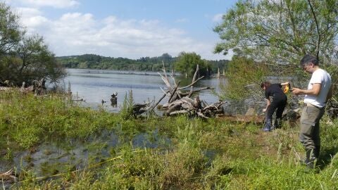 Investigadores en el embalse de Cecebre