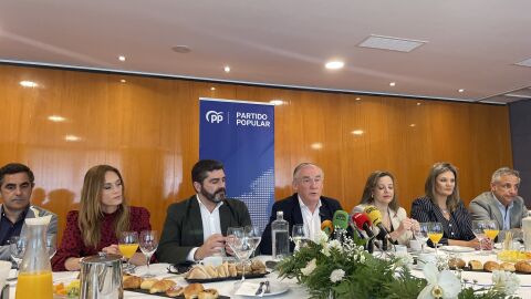 Concejales del PP, con Miguel Lorenzo en el centro, en la presentación del balance