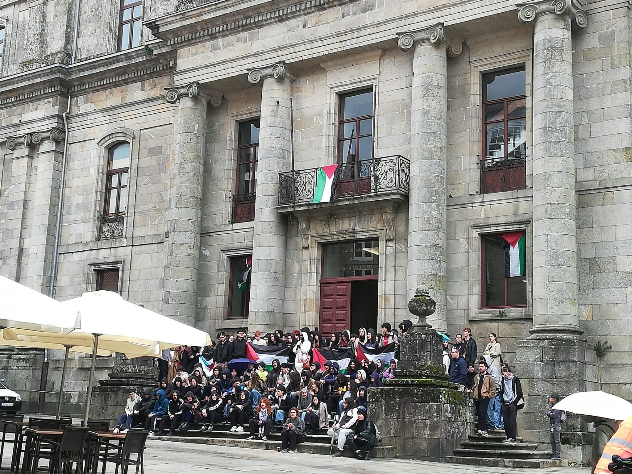 El decano de la Facultad de Historia señala que "no se cumplen ahora mismo las condiciones de seguridad en el edificio" por la acampada en su interior El decano de la Facultad de Historia señala que "no se cumplen ahora mismo las condiciones de seguridad en el edificio" por la acampada en su interior