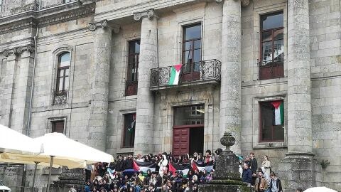 El decano de la Facultad de Historia señala que &quot;no se cumplen ahora mismo las condiciones de seguridad en el edificio&quot; por la acampada en su interior