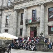 El decano de la Facultad de Historia señala que "no se cumplen ahora mismo las condiciones de seguridad en el edificio" por la acampada en su interior