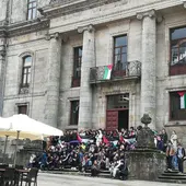 El decano de la Facultad de Historia señala que "no se cumplen ahora mismo las condiciones de seguridad en el edificio" por la acampada en su interior El decano de la Facultad de Historia señala que "no se cumplen ahora mismo las condiciones de seguridad en el edificio" por la acampada en su interior