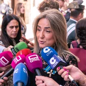 Milagros Tolón atiende a los medios de comunicación Milagros Tolón atiende a los medios de comunicación