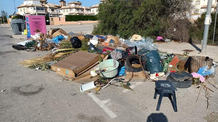Vecinos de Orihuela costa muestran su hartazgo por las deficiencias en el servicio de limpieza viaria Vecinos de Orihuela costa muestran su hartazgo por las deficiencias en el servicio de limpieza viaria