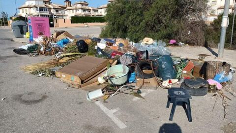 Vecinos de Orihuela costa muestran su hartazgo en el Pleno por las deficiencias en el servicio de limpieza viaria