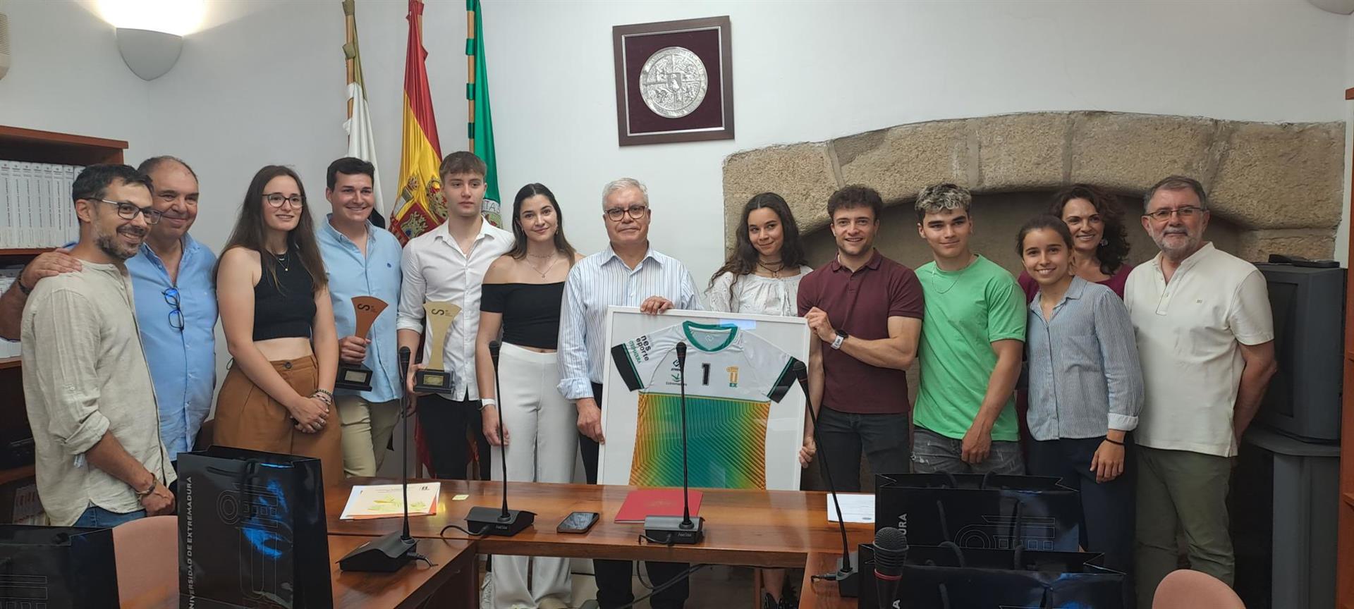 La UEx distingue a los medallistas extremeños en los Campeonatos de España Universitarios La UEx distingue a los medallistas extremeños en los Campeonatos de España Universitarios