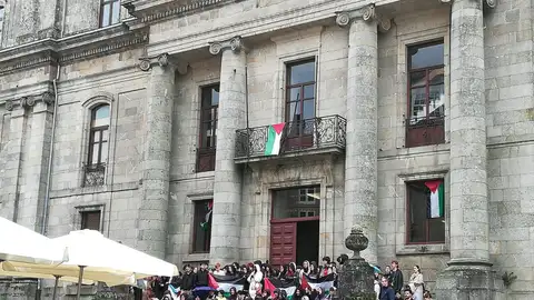 Suspenden la reunión del consejo de gobierno de la USC porque un grupo impidió el acceso a sus mienbros Suspenden la reunión del consejo de gobierno de la USC porque un grupo impidió el acceso a sus mienbros
