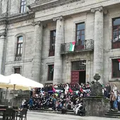 Suspenden la reunión del consejo de gobierno de la USC porque un grupo impidió el acceso a sus mienbros Suspenden la reunión del consejo de gobierno de la USC porque un grupo impidió el acceso a sus mienbros