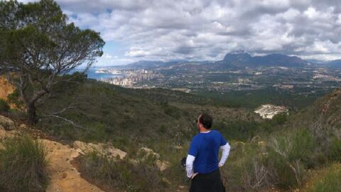 Panor&aacute;mica del parque natural Serra Gelada con Benidorm al fondo