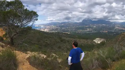 Panorámica del parque natural Serra Gelada con Benidorm al fondo Panorámica del parque natural Serra Gelada con Benidorm al fondo