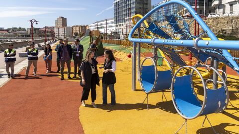 La alcaldesa y la concejal de Parques y Jardines en su visita a Os Pelamios