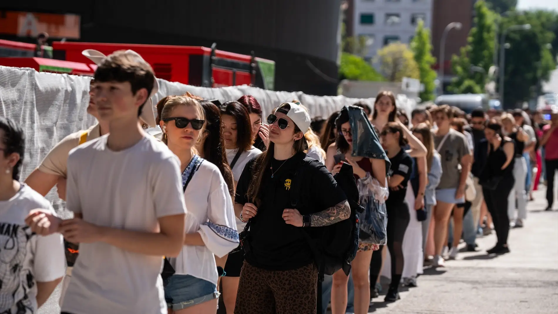 Fila de fans esperando para entrar al concierto de Taylor Swift en Madrid, los cuales compraron sus entradas por Ticketmaster
