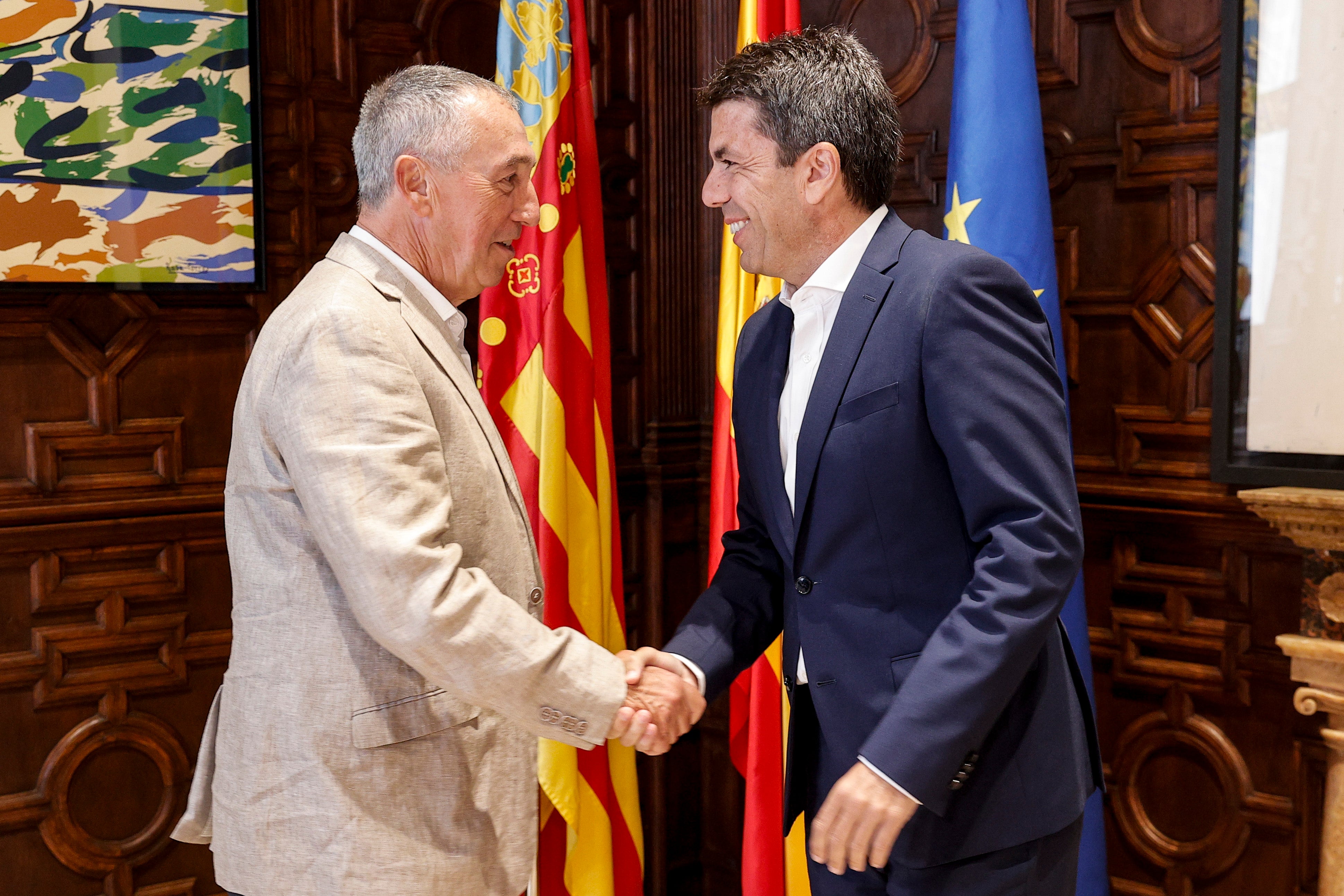 Mazón y Baldoví acuerdan tramitar en Les Corts las leyes de Trato Justo y de Accesibilidad Mazón y Baldoví acuerdan tramitar en Les Corts las leyes de Trato Justo y de Accesibilidad