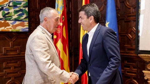 El president de la Generalitat, Carlos Maz&oacute;n (izqda), conversa con el s&iacute;ndic de Comprom&iacute;s en Les Corts, Joan Baldov&iacute;, en su primer encuentro oficial de la legislatura. 