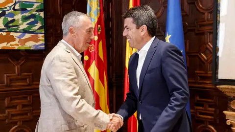 El president de la Generalitat, Carlos Mazón (izqda), conversa con el síndic de Compromís en Les Corts, Joan Baldoví, en su primer encuentro oficial de la legislatura. El president de la Generalitat, Carlos Mazón (izqda), conversa con el síndic de Compromís en Les Corts, Joan Baldoví, en su primer encuentro oficial de la legislatura.