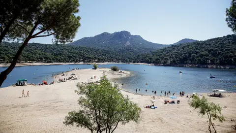 Vista general de la playa Virgen de la Nueva del Pantano de San Juan, en San Martín de Valdeiglesias, Madrid Mueren dos jóvenes tras estrellarse una avioneta junto al pantano de San Juan