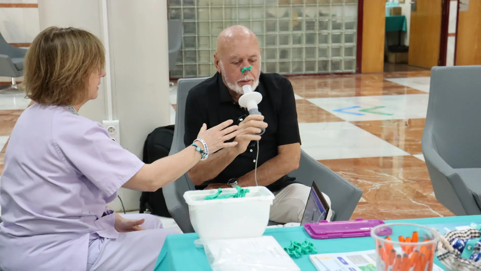 Una prueba de capacidad pulmonar efectuada en el Hospital Doctor Balmis