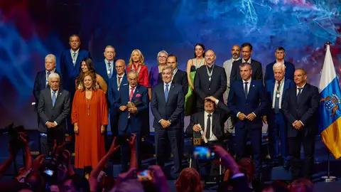 El Presidente del Gobierno de Canarias, Fernando Clavijo con los premios Canarias 2024 en el acto institucional del Día de Canarias El Presidente del Gobierno de Canarias, Fernando Clavijo con los premios Canarias 2024 en el acto institucional del Día de Canarias