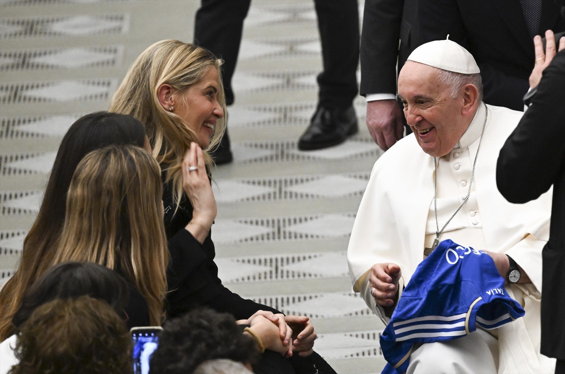 El Papa Francisco asegura que "los cotilleos son cosa de mujeres" y los hombres "llevan los pantalones" El Papa Francisco asegura que "los cotilleos son cosa de mujeres" y los hombres "llevan los pantalones"