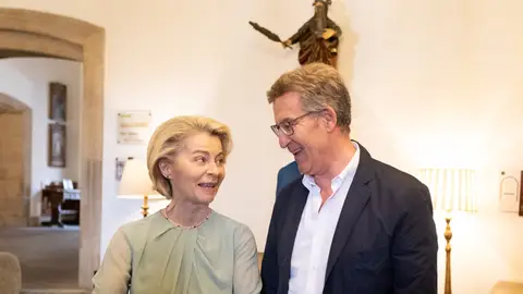 La presidenta de la Comisión Europea, Ursual Von der Leyen, junto al líder popular en España, Alberto Núñez Feijóo, este sábado en Galicia. La presidenta de la Comisión Europea, Ursual Von der Leyen, junto al líder popular en España, Alberto Núñez Feijóo, este sábado en Galicia.