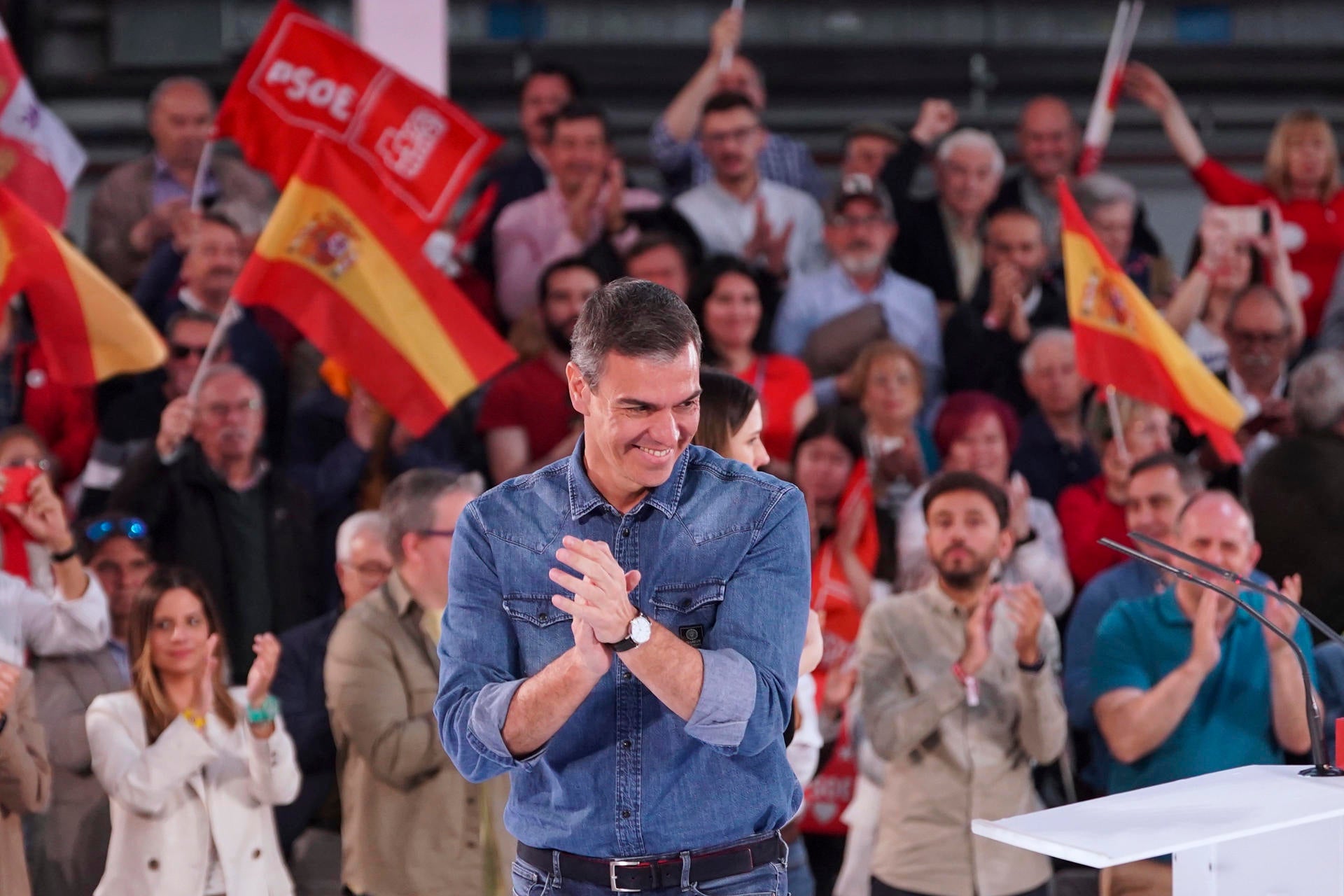 Sánchez advierte contra la "ultraderecha" de Abascal, Feijóo y Milei: "Zurdos, a votar al PSOE" Sánchez advierte contra la "ultraderecha" de Abascal, Feijóo y Milei: "Zurdos, a votar al PSOE"