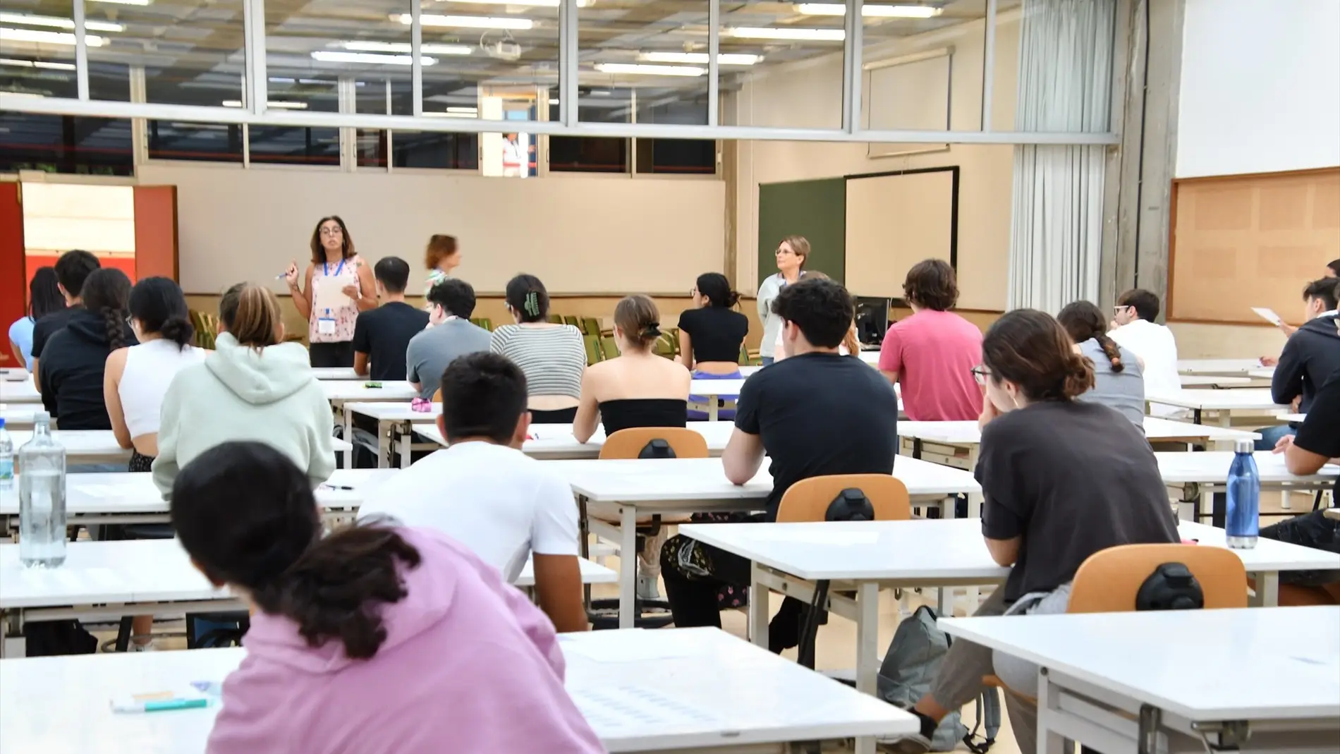 Los alumnos de Madrid y La Rioja abren este lunes la EBAU 2024: miles de estudiantes están llamados a las aulas
