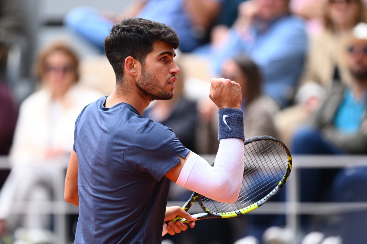 Alcaraz alza el tono y vuelve a citarse con Tsitsipas en cuartos de París Alcaraz alza el tono y vuelve a citarse con Tsitsipas en cuartos de París
