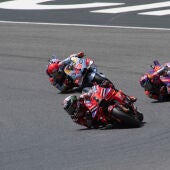 Pecco Bagnaia liderando el GP de Italia por delante de Jorge Martín y Marc Márquez