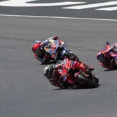 Pecco Bagnaia liderando el GP de Italia por delante de Jorge Martín y Marc Márquez Pecco Bagnaia liderando el GP de Italia por delante de Jorge Martín y Marc Márquez