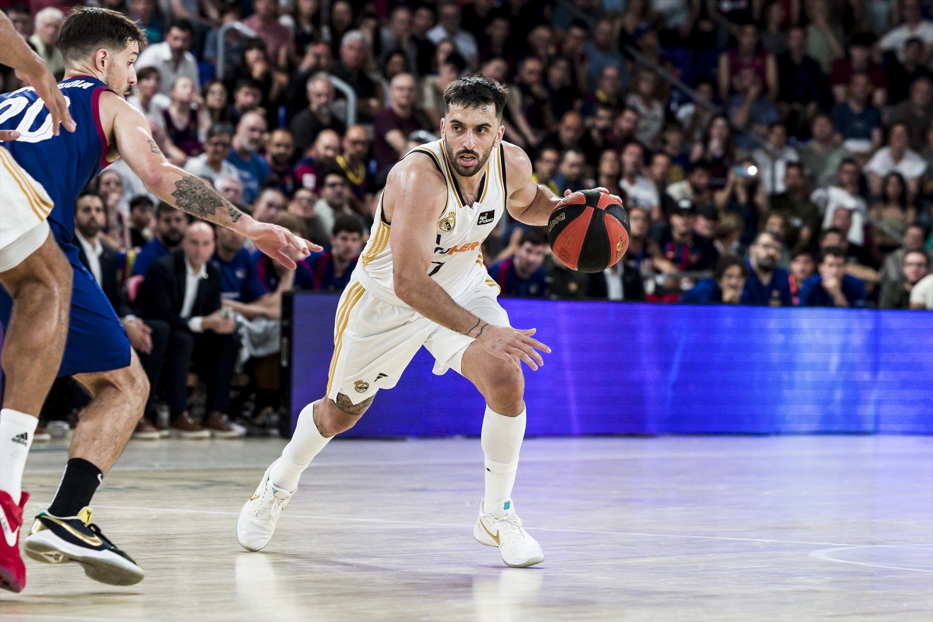 El Madrid neutraliza la reacción del Barça y accede a la final por la vía rápida El Madrid neutraliza la reacción del Barça y accede a la final por la vía rápida