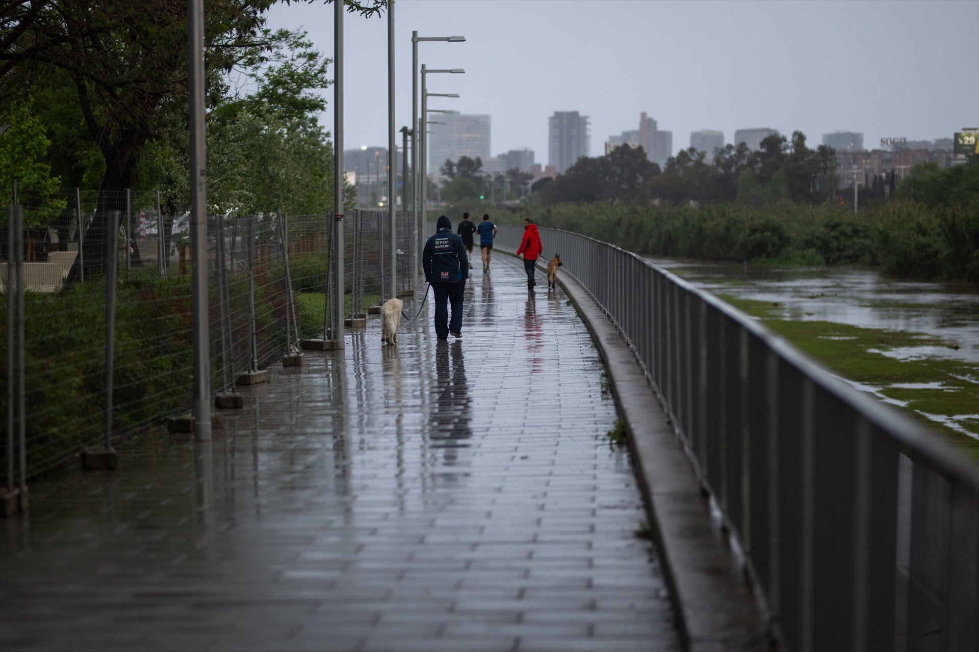 La lluvia, el viento y el oleaje ponen este lunes a cinco comunidades en alerta La lluvia, el viento y el oleaje ponen este lunes a cinco comunidades en alerta