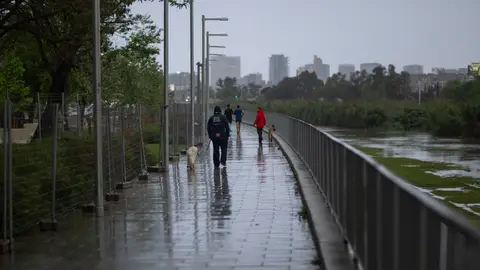 La lluvia, el viento y el oleaje ponen este lunes a cinco comunidades en alerta La lluvia, el viento y el oleaje ponen este lunes a cinco comunidades en alerta